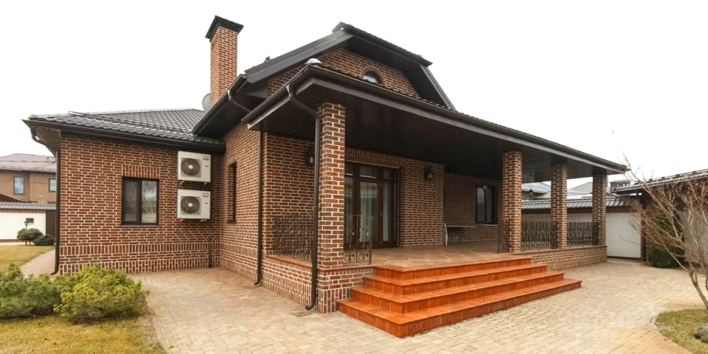 Фото красивого частного дома из кирпича Богандинского кирпичного завода в Ростове-на-Дону г